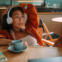 Load image into Gallery viewer, JBL Tune 520BT - Wireless On-Ear Headphones, Up to 57H Battery Life and Speed Charge, Lightweight, Comfortable and Foldable Design, Hands-Free Calls with Voice Aware (White)_1117